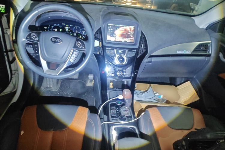 Used BYD Qin New Energy 2015 1.5T Dual-Crown Flagship Plus Edition Center Console