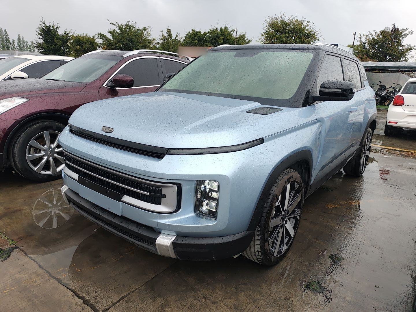 تحت مقدمة السيارة