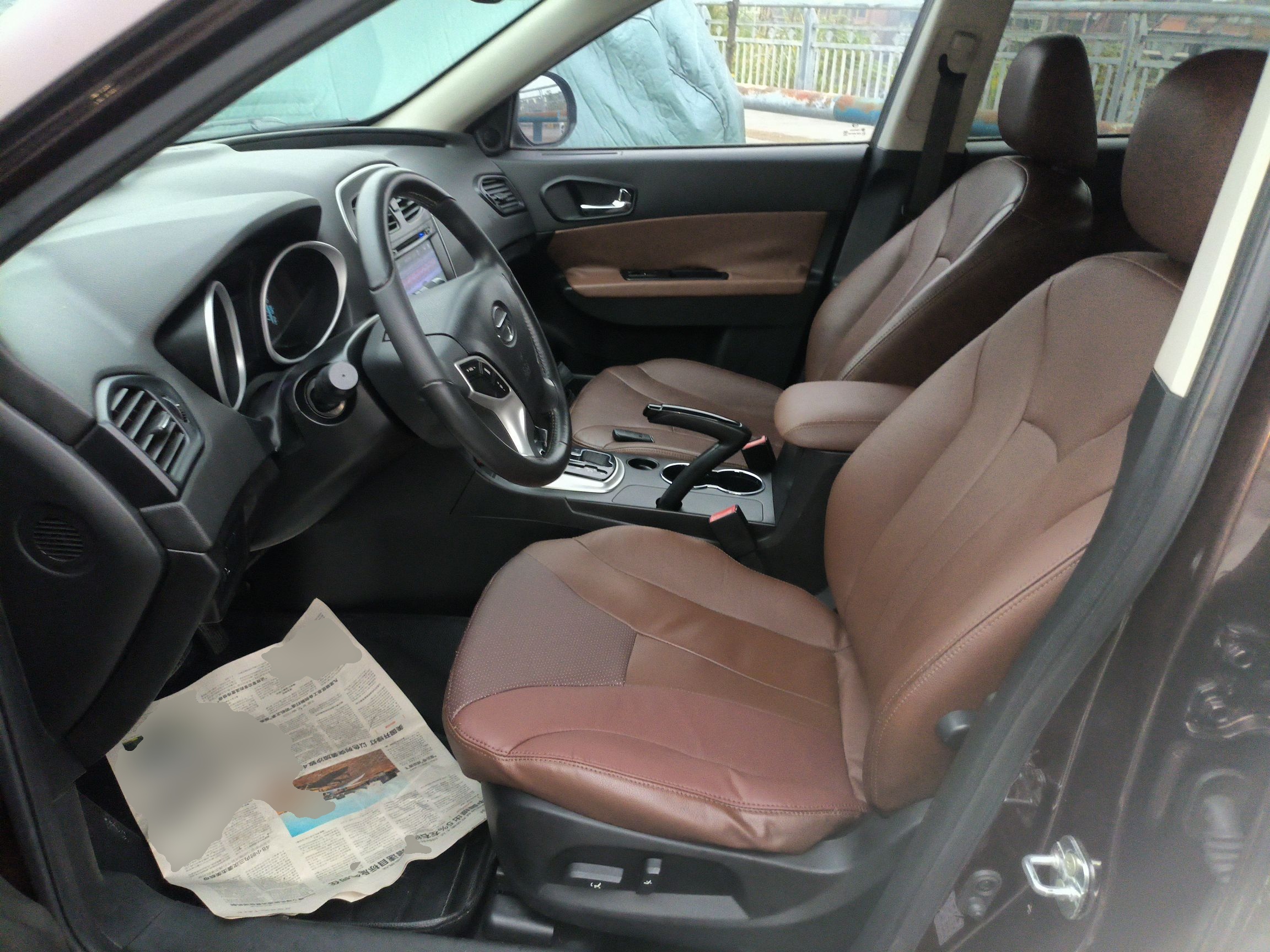 المقاعد الأمامية داخل السيارة