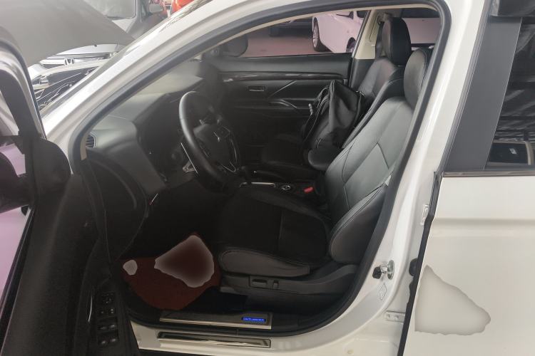 Used Mitsubishi Outlander 2016 2.4L 4x4 Luxury Edition 7-Seater Left Front Seat