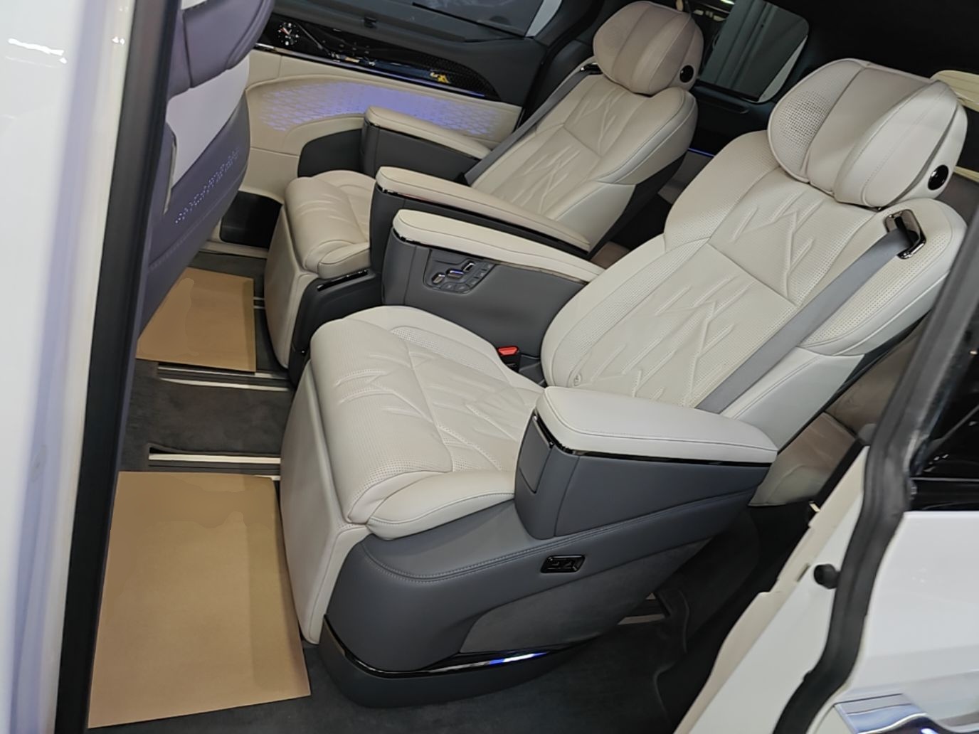 Zeekr 009 2024 7-Seater Walk-Through Version Four-Wheel Drive 108 kWh — снимка 20