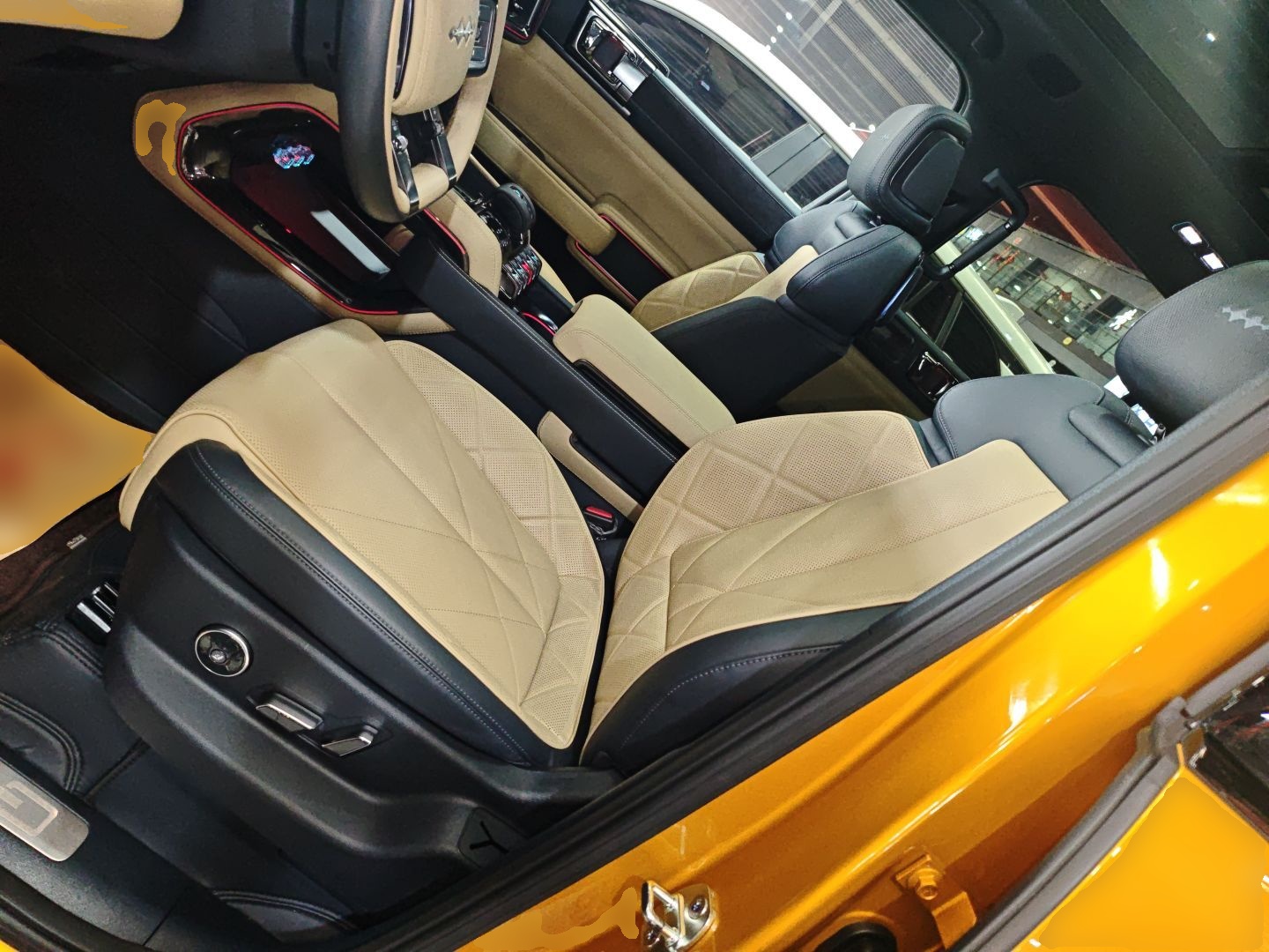 المقاعد الأمامية داخل السيارة