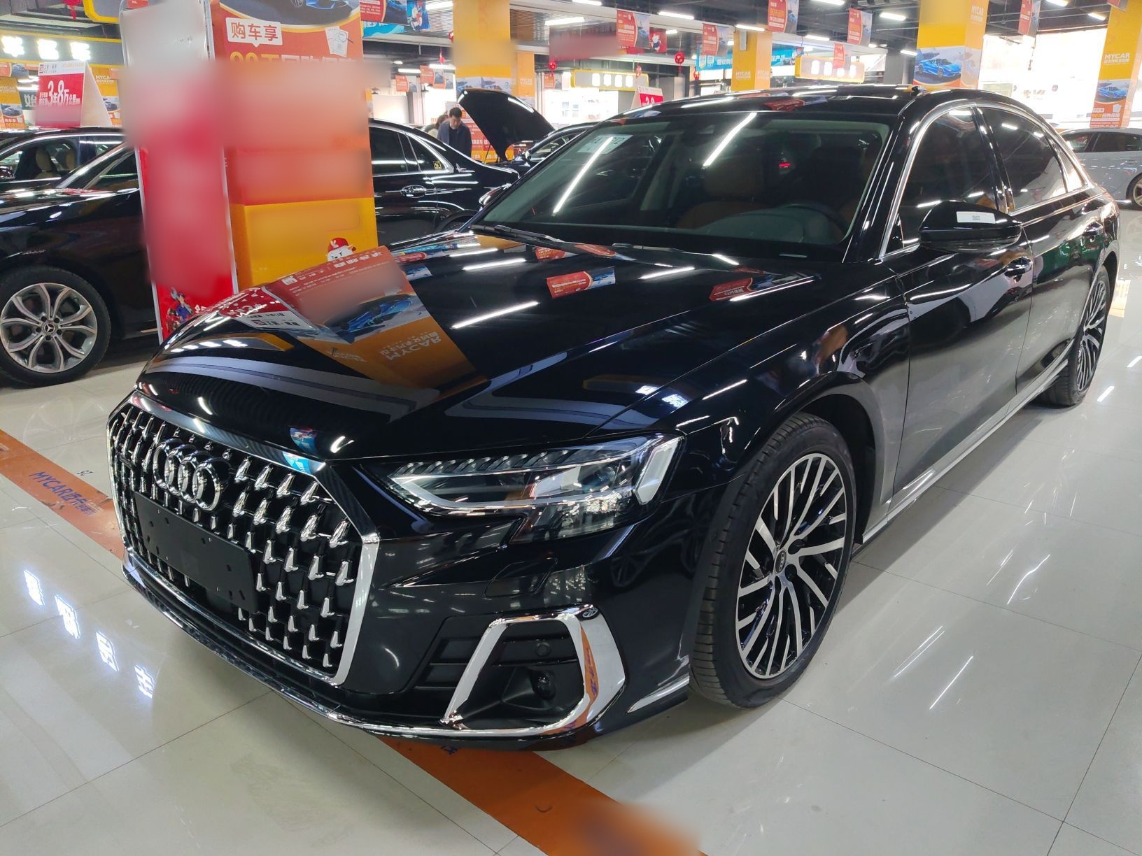 تحت مقدمة السيارة