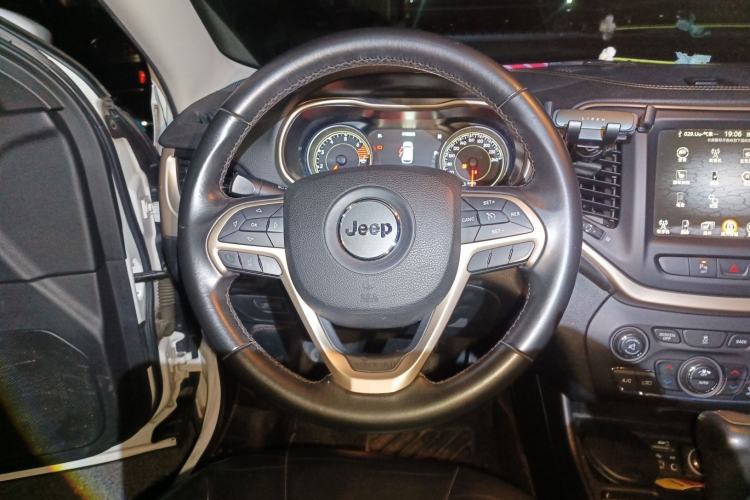 Used Jeep Cherokee 2016 2.0L Superior Edition