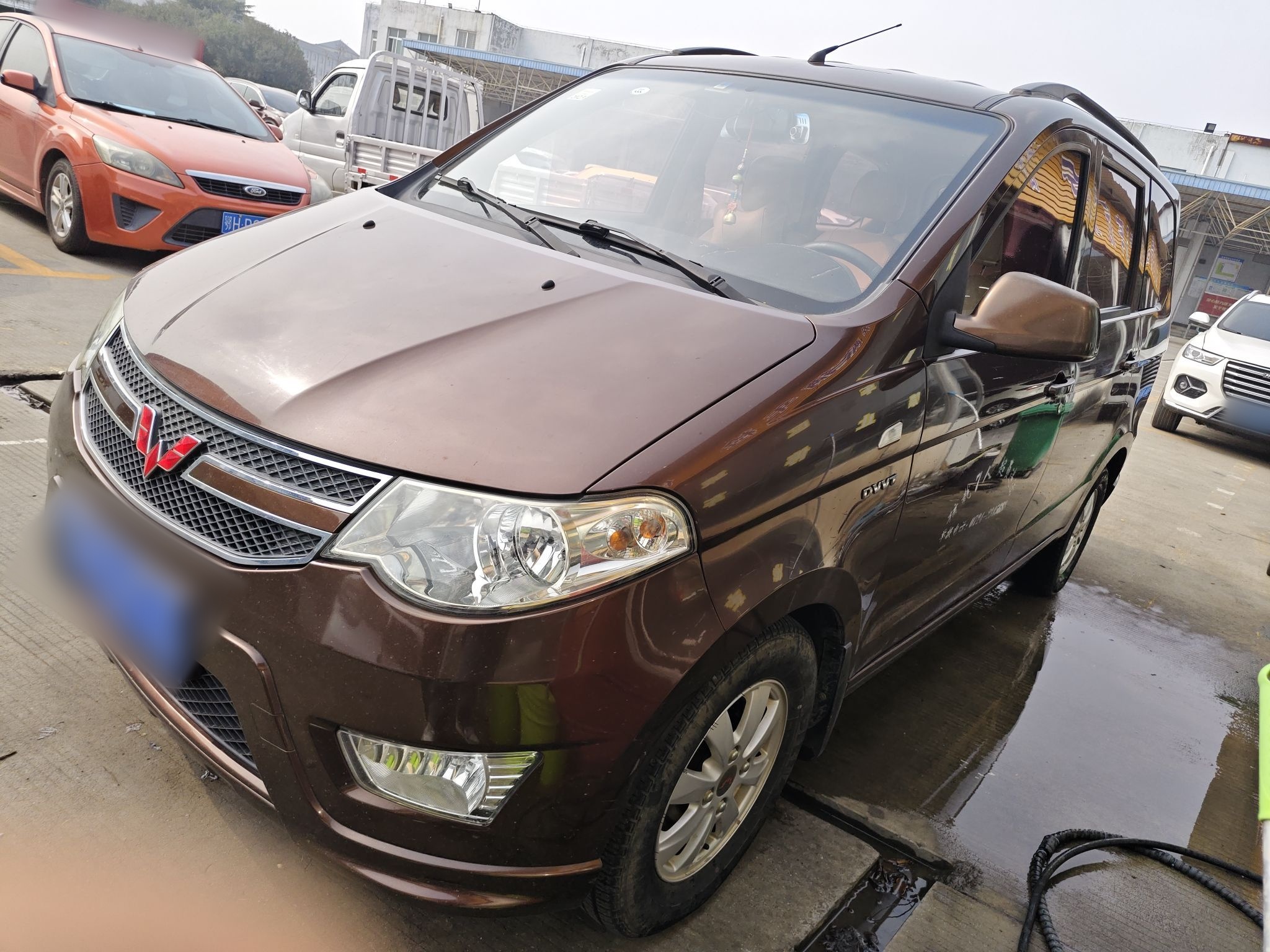 تحت مقدمة السيارة