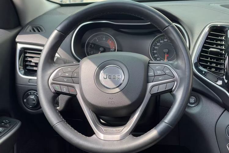 Used Jeep Cherokee 2019 2.0T Two-Wheel Drive Smart Enjoyment Version China VI
