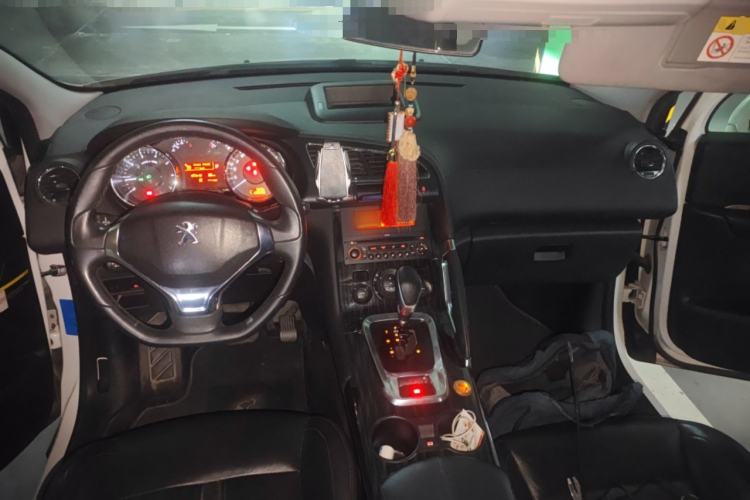 Used Peugeot 3008 2013 2.0L Automatic Trend Edition Center Console