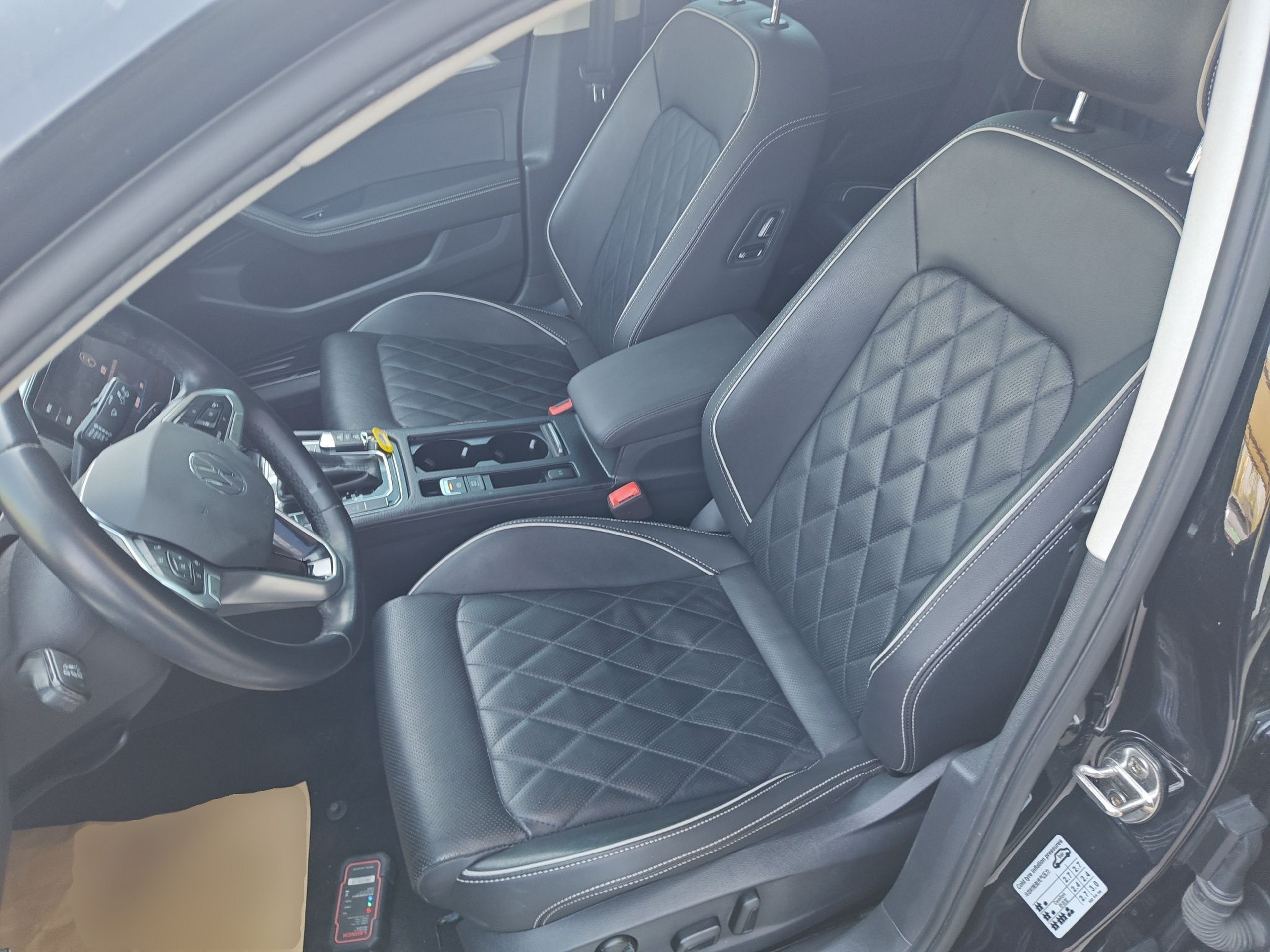 المقاعد الأمامية داخل السيارة