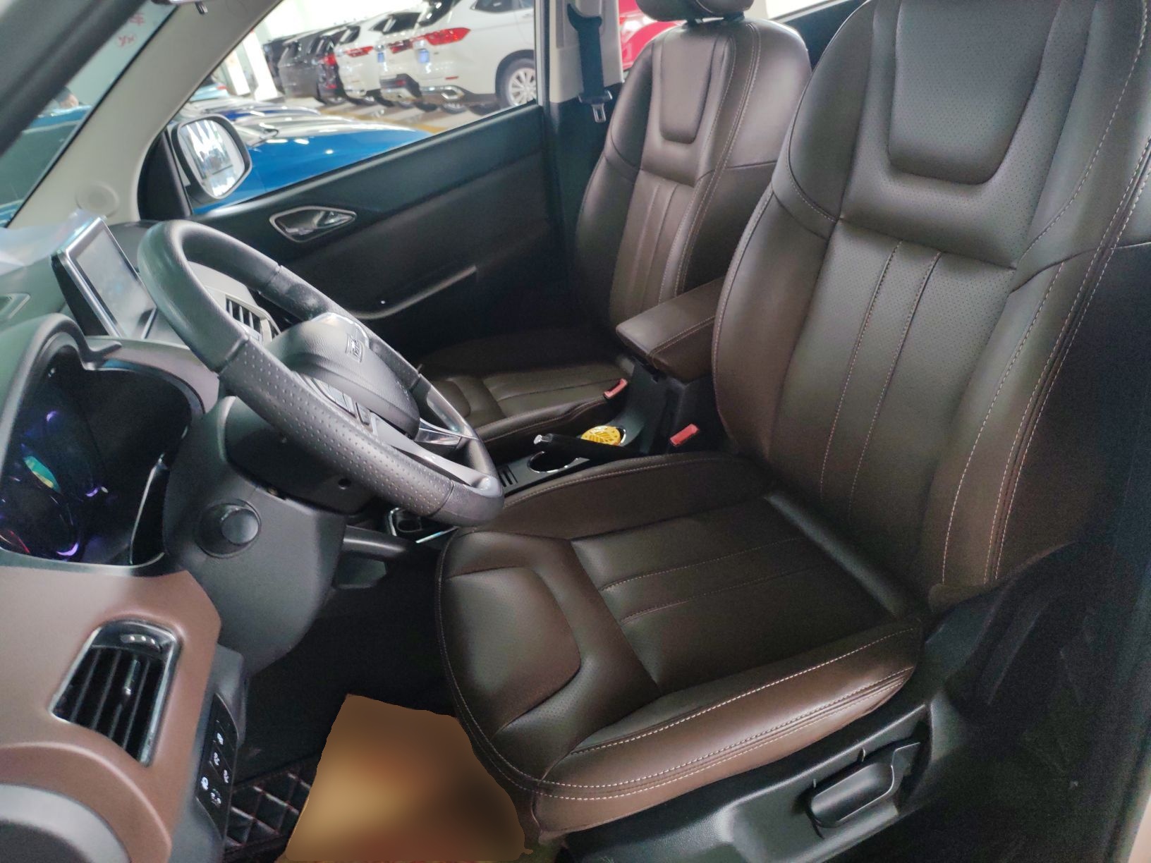 المقاعد الأمامية داخل السيارة