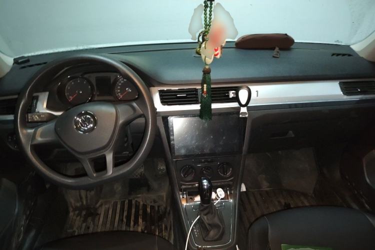 Used Volkswagen C-TREK 2018 1.5L Automatic Fashion Model Center Console