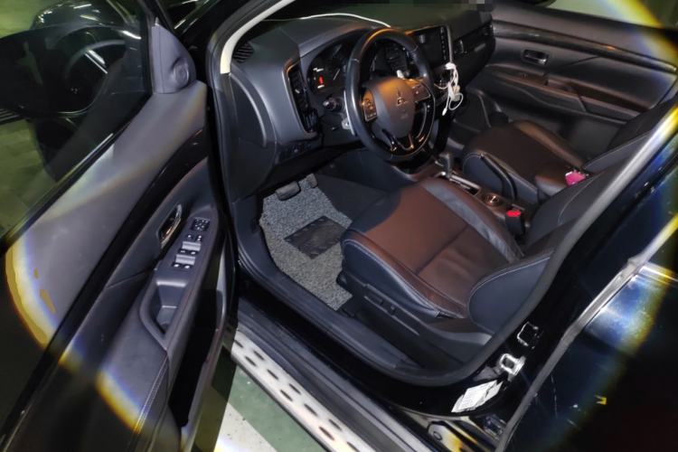 Used Mitsubishi Outlander 2016 2.4L 4x4 Luxury Edition 7-Seater