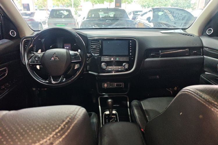 Used Mitsubishi Outlander 2018 2.4L 4x4 Luxury Edition 7-Seater Center Console