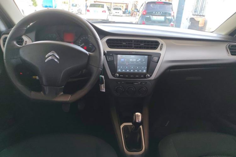 Used Citroen Elysee 2015 Zhishang Edition 1.6L Manual Fashion Model Center Console