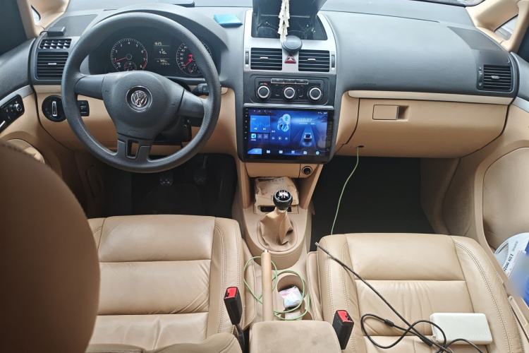 Used Volkswagen Touran 2011 1.4T Manual Zhiya Edition 5 Seats Center Console