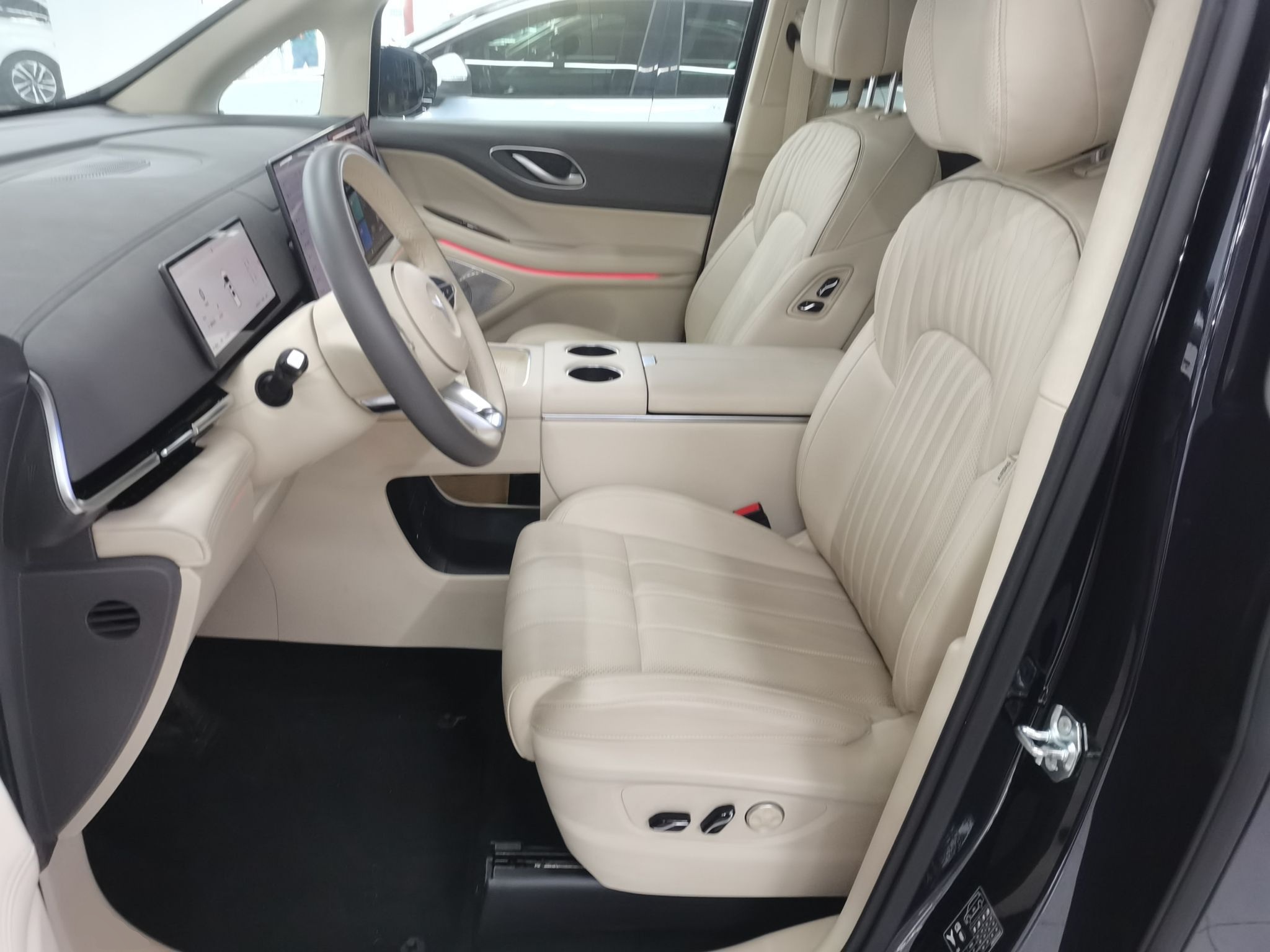 المقاعد الأمامية داخل السيارة