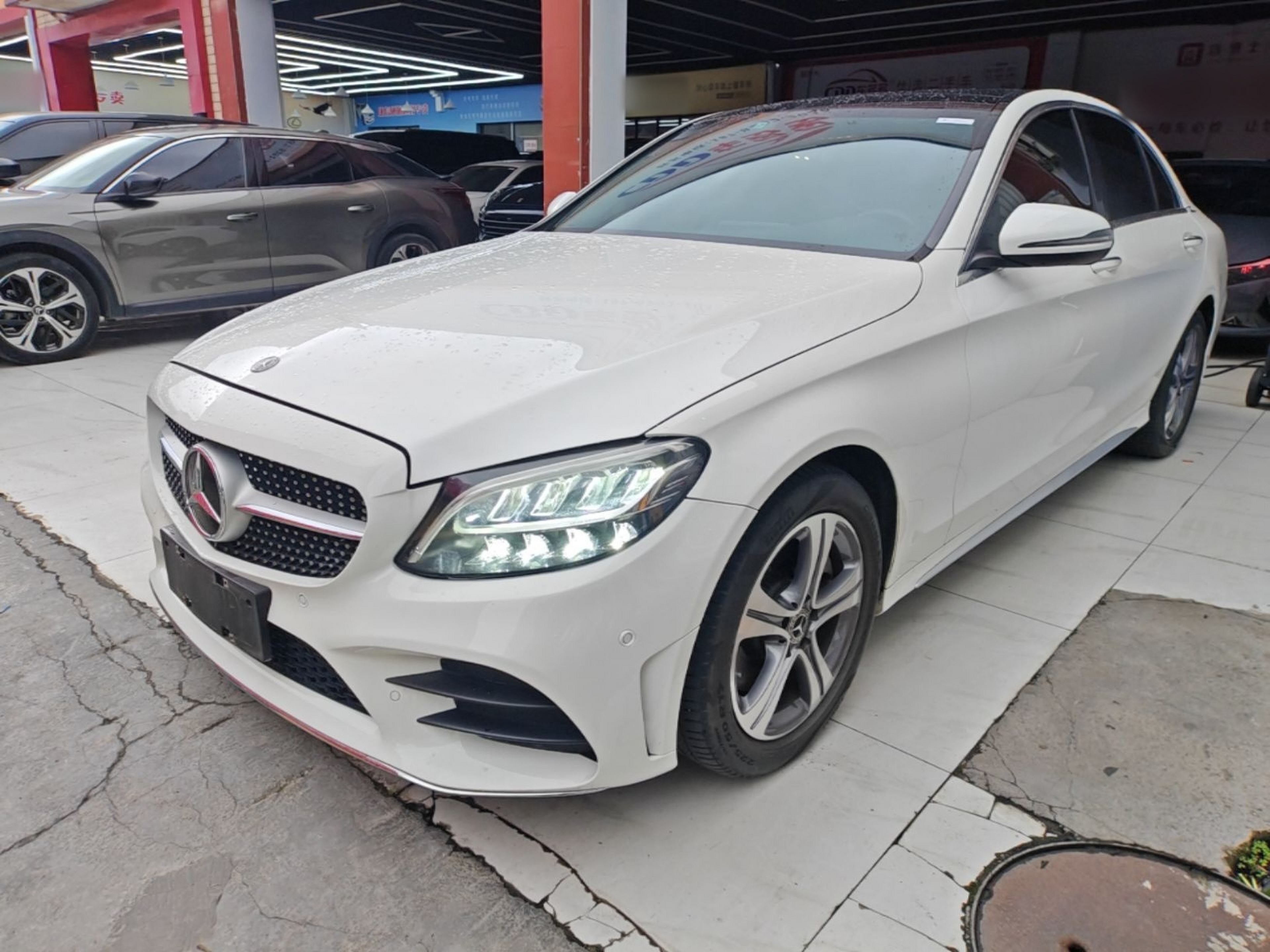 Под передней частью автомобиля