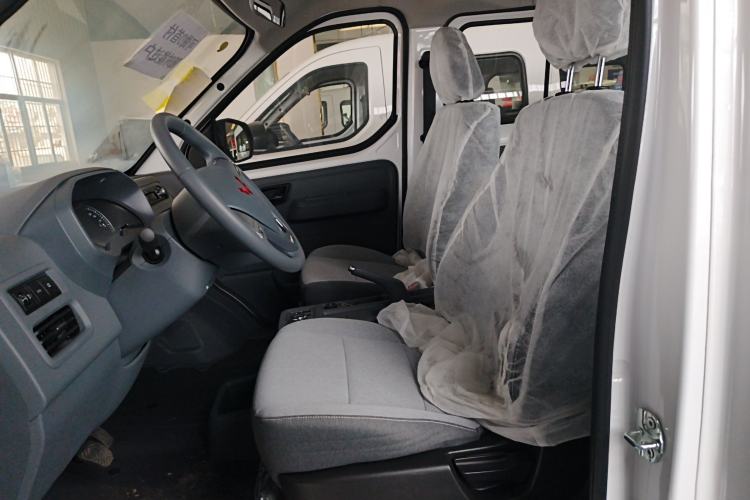 Used Wuling Yangguang 2024 300KM Comfort Version Passenger Van 75kW
