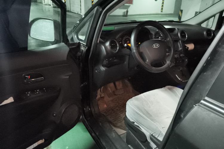 Used Kia Carens 2011 2.0L 7-Seater Automatic Standard Edition
