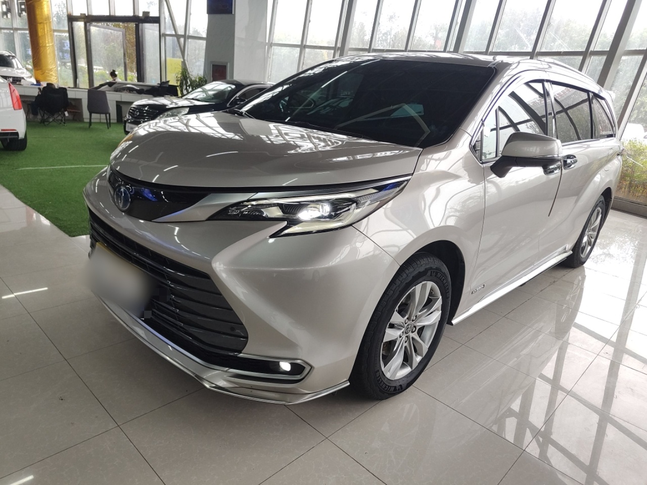 Под передней частью автомобиля