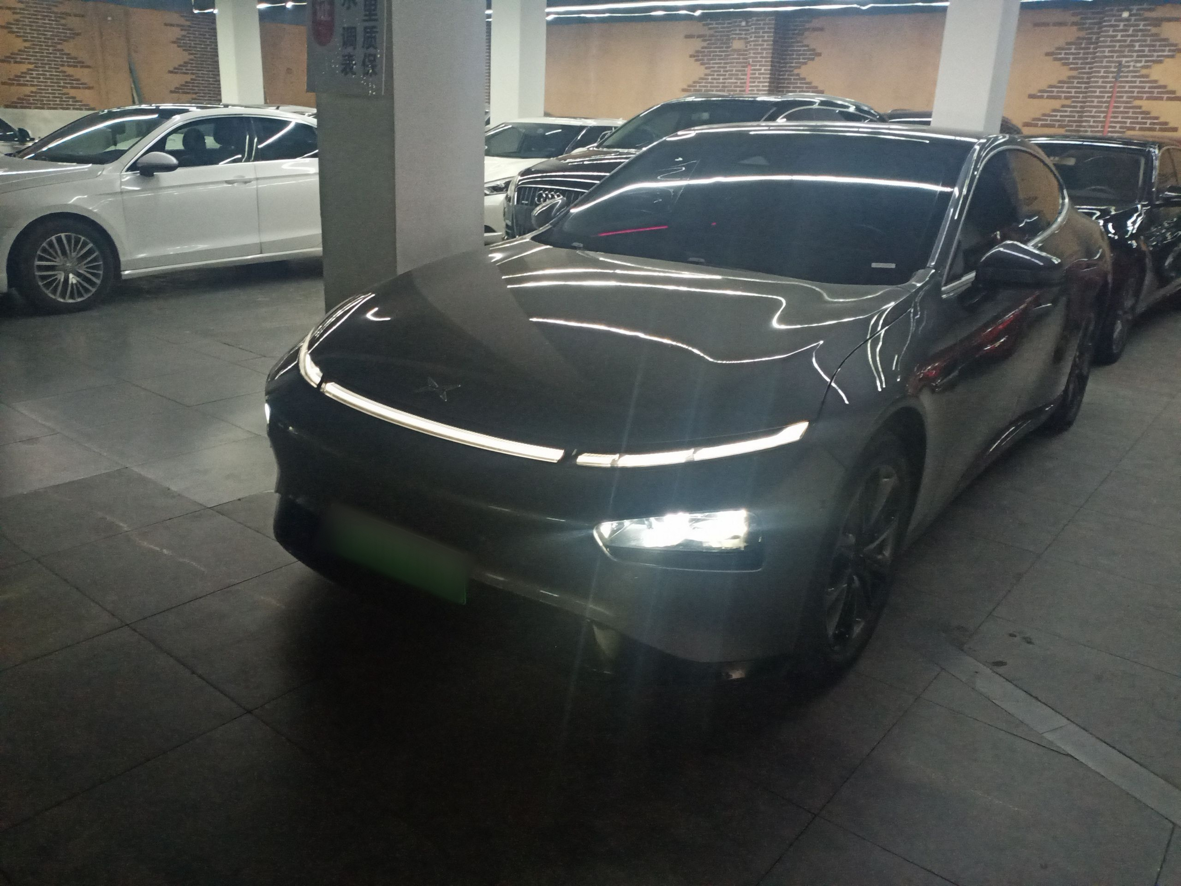 Под передней частью автомобиля