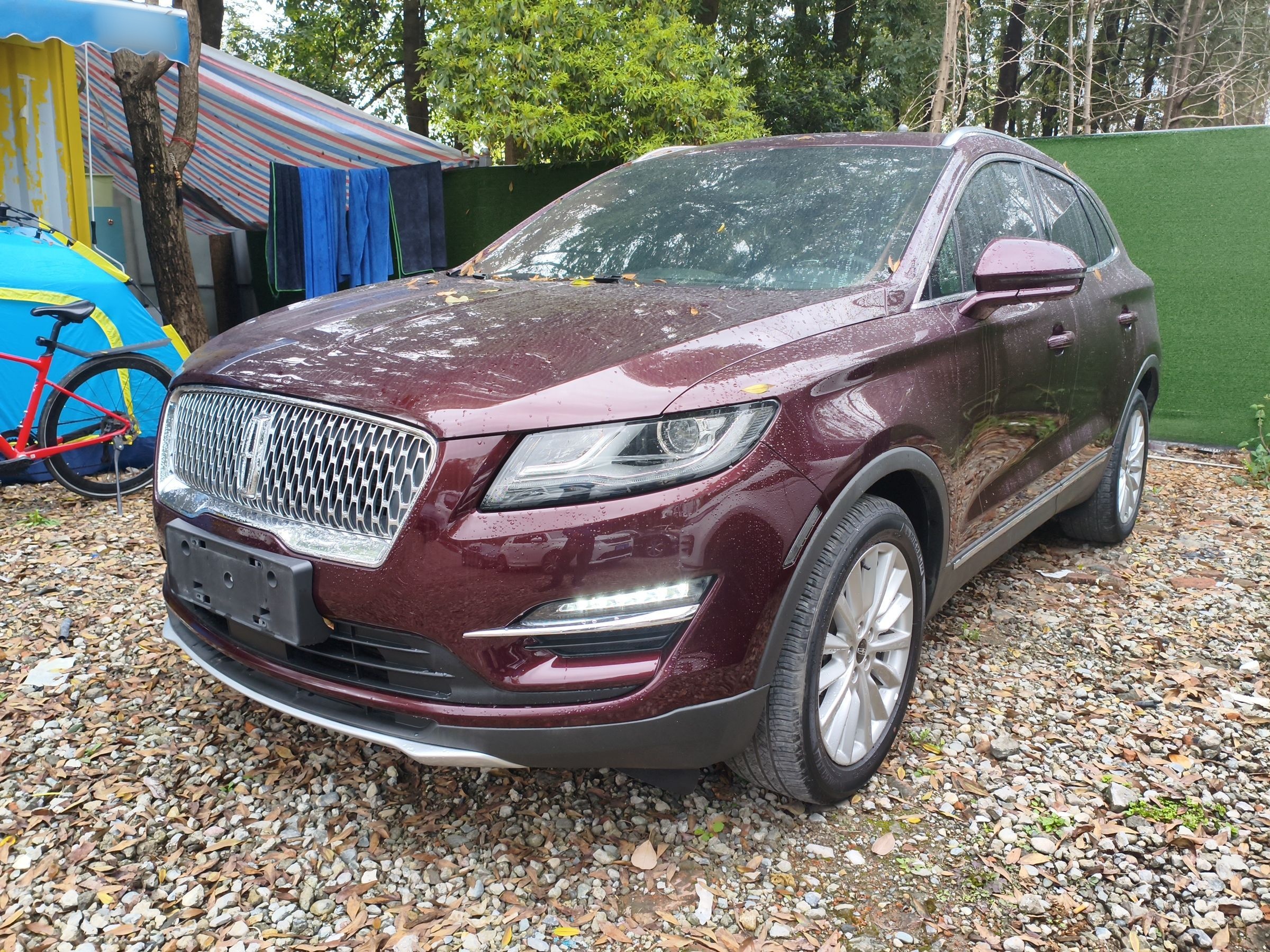 Под передней частью автомобиля