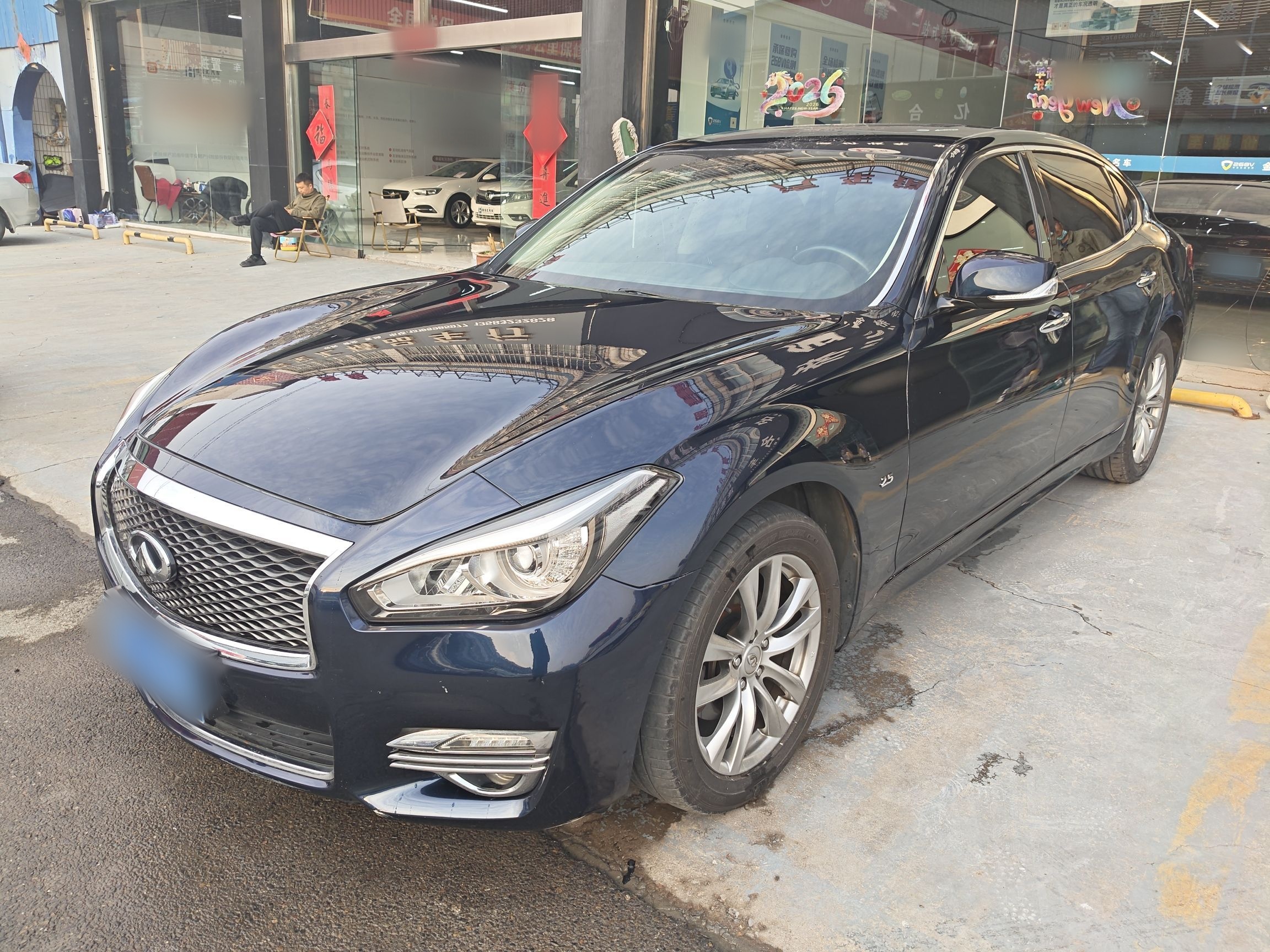 Под передней частью автомобиля