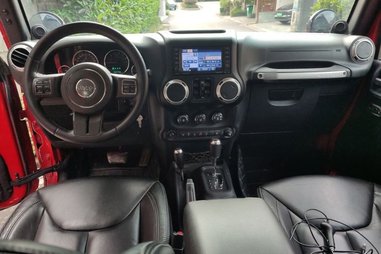 Used Jeep Wrangler 2013 3.6L Rubicon four-door model Center Console