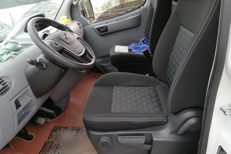 Used SAIC MAXUS Xintu V80 2023 2.0T AMT Classic Aoyuntong Power Version Short Wheelbase Mid-Roof Design 5/6 Seats