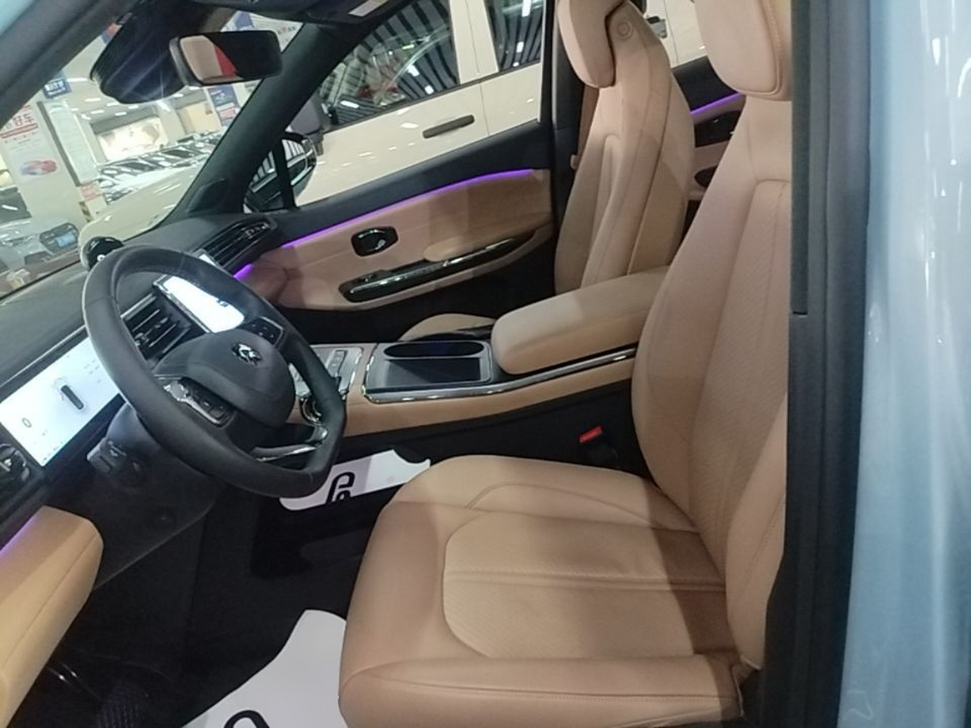 المقاعد الأمامية داخل السيارة