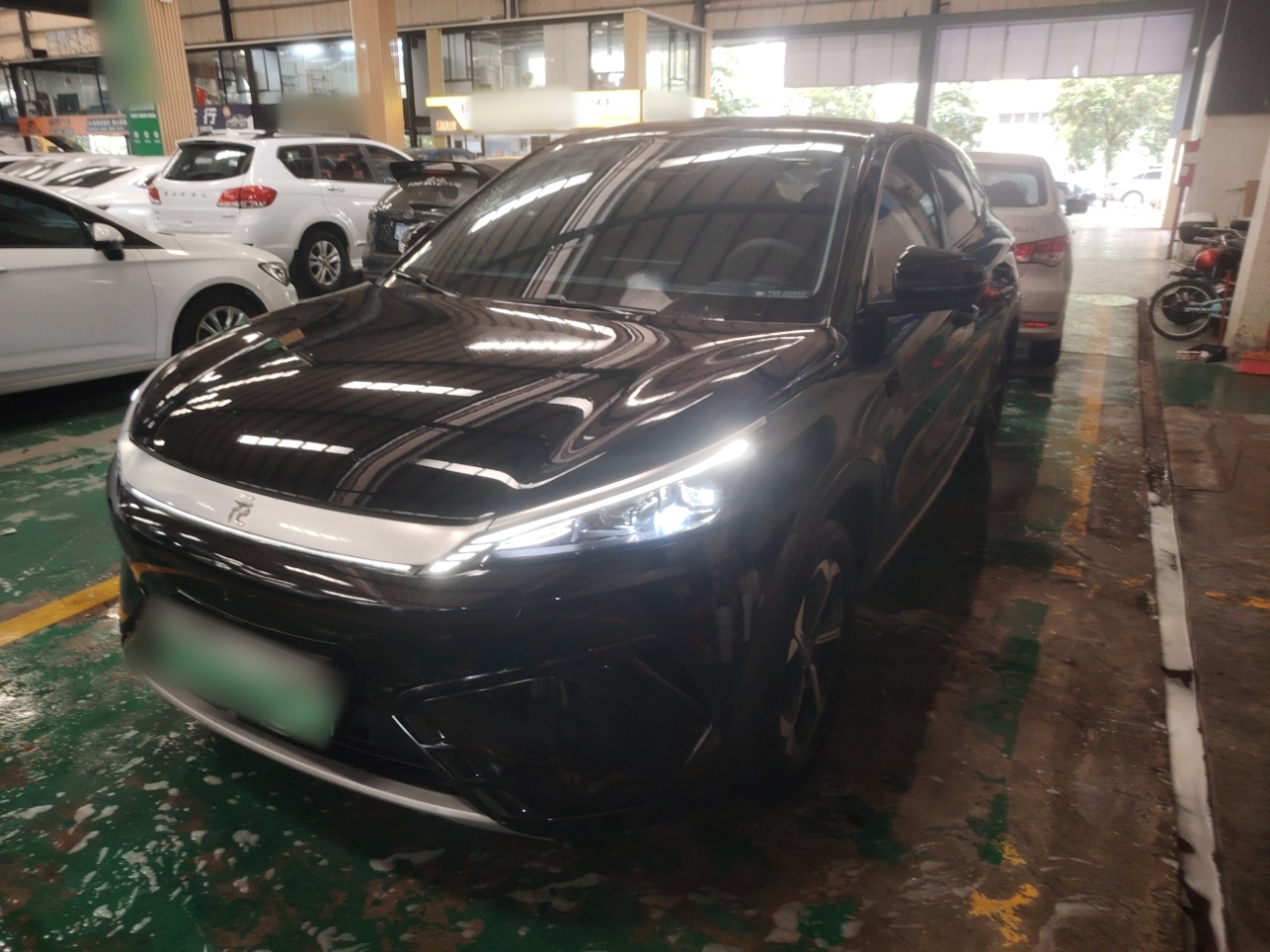 Под передней частью автомобиля