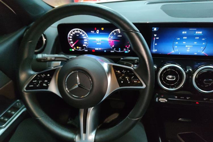 Used Mercedes-Benz GLB 2024 GLB 200 Dynamic Edition Center Console