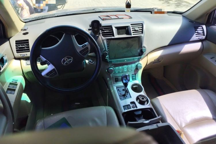 Used Toyota Highlander 2012 2.7L Two-Wheel Drive 7-Seater Luxury Edition Center Console