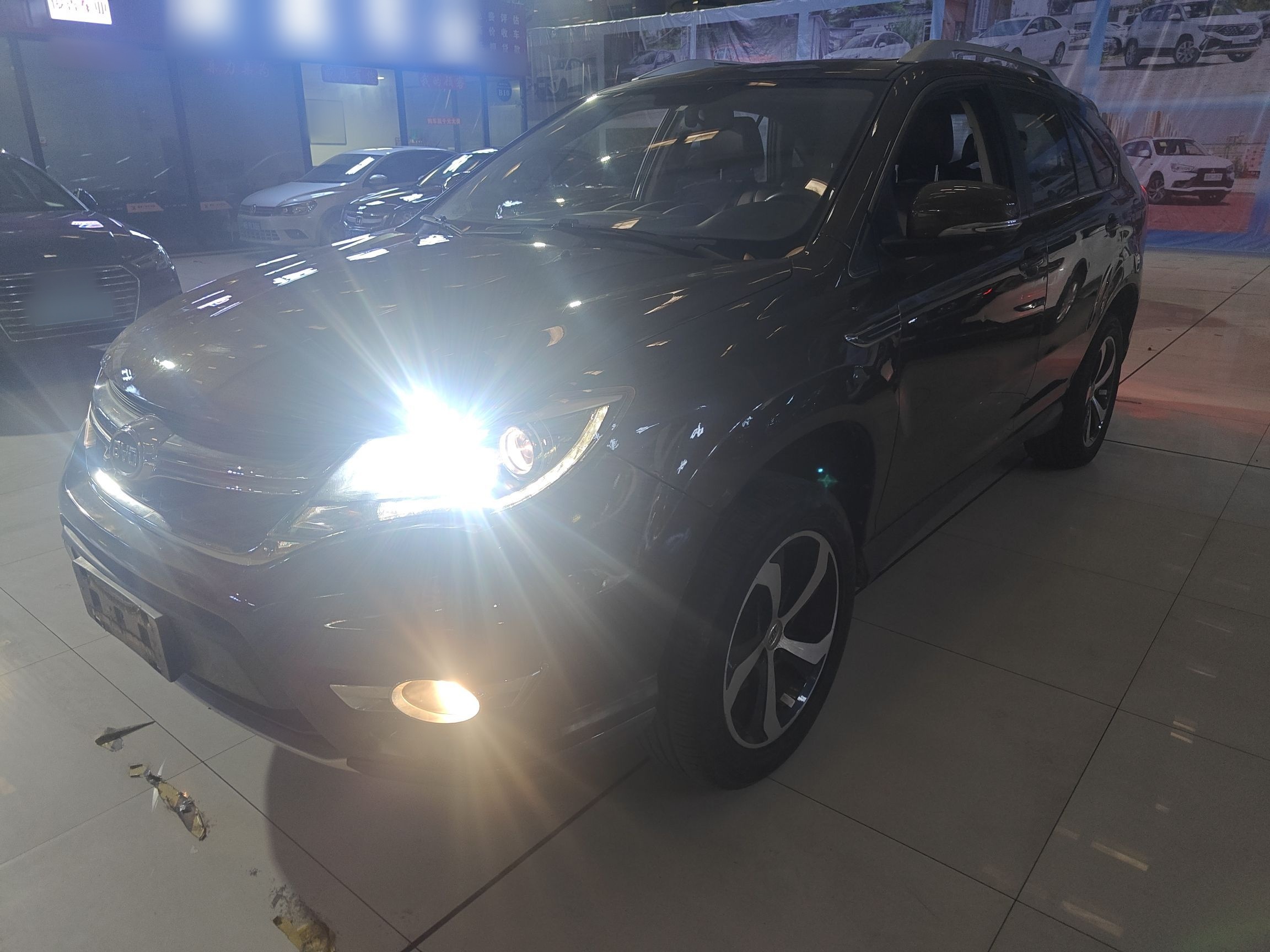 تحت مقدمة السيارة