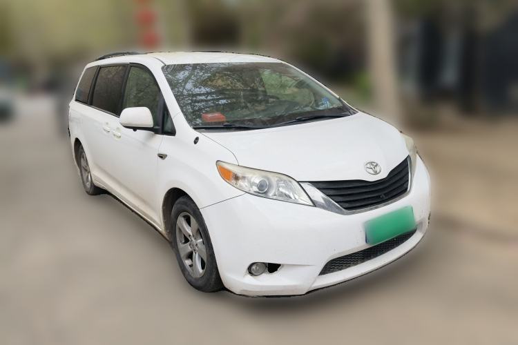 Used Toyota SIENNA  Front Right 45 Deg