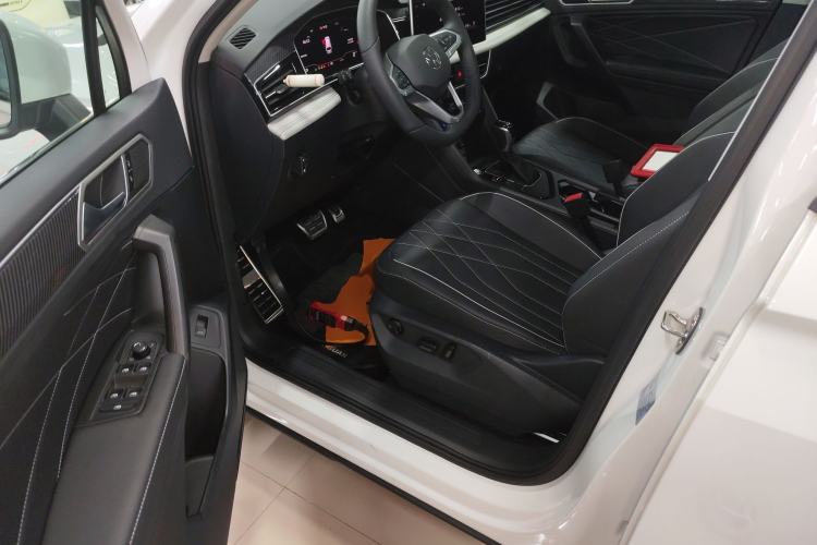 Used Volkswagen Tiguan L 2024 Outstanding Model 330TSI Automatic Two-Wheel Drive R-Line Dragon Glory Edition Driver Seat