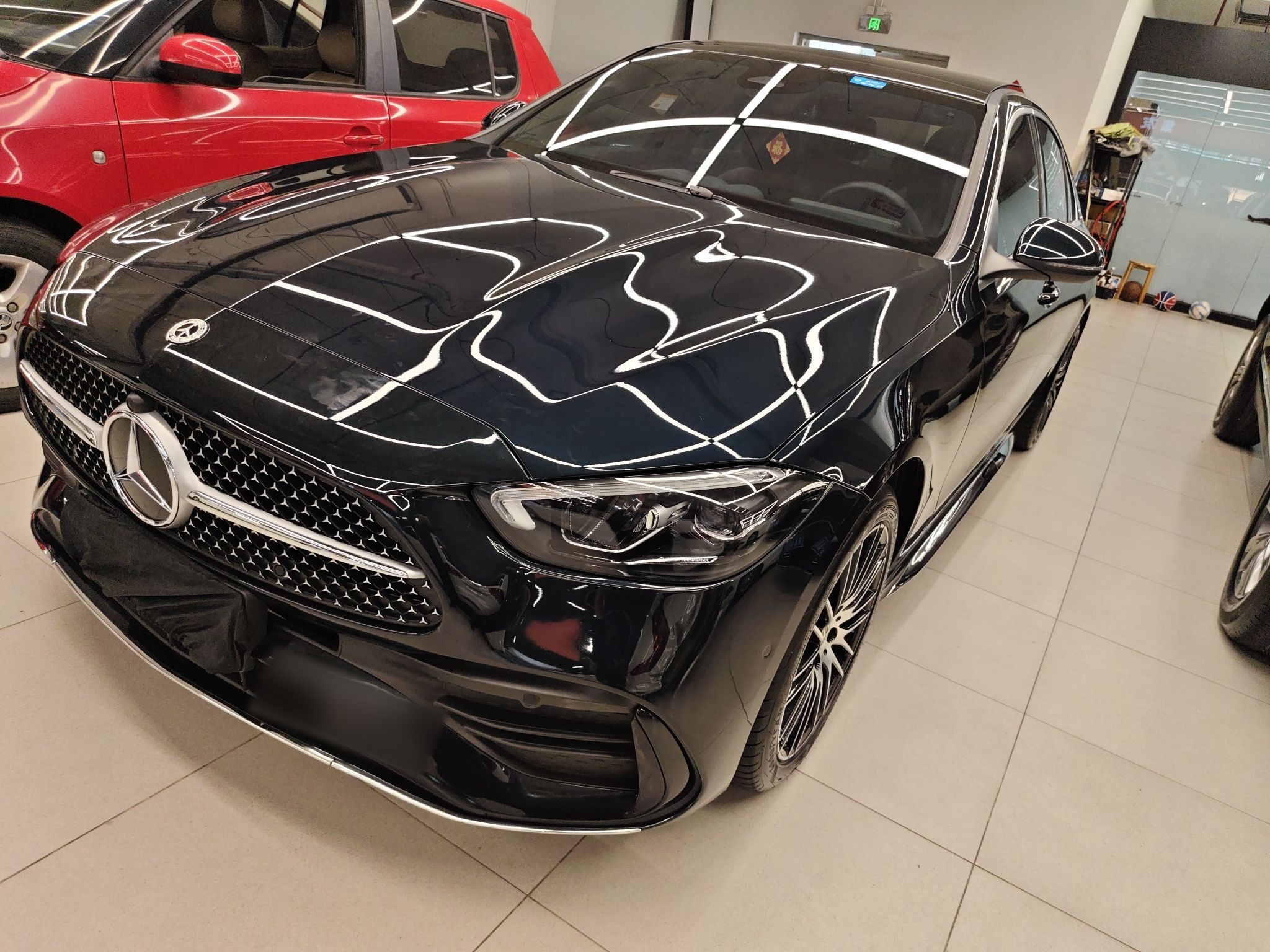 تحت مقدمة السيارة