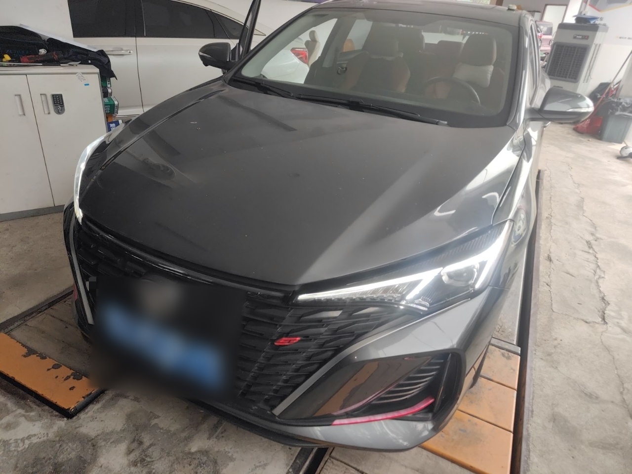 Под передней частью автомобиля