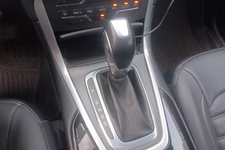 Used Ford Edge 2016 EcoBoost 245 Four-Wheel Drive Titanium Edition 7-Seater Gear Lever