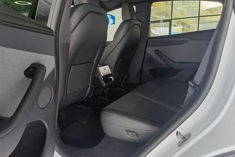 Used Tesla Model Y 2026 Rear-Drive Model Interior 3