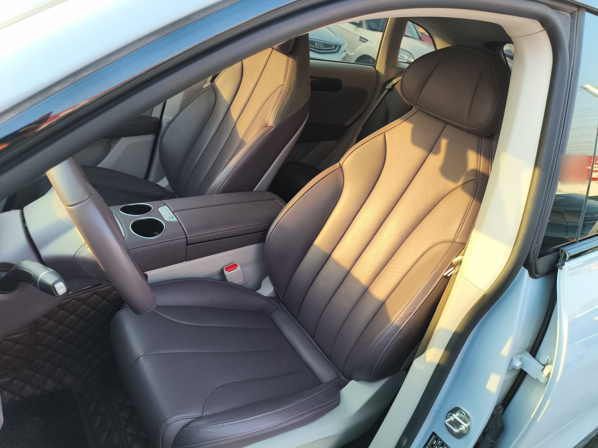 المقاعد الأمامية داخل السيارة