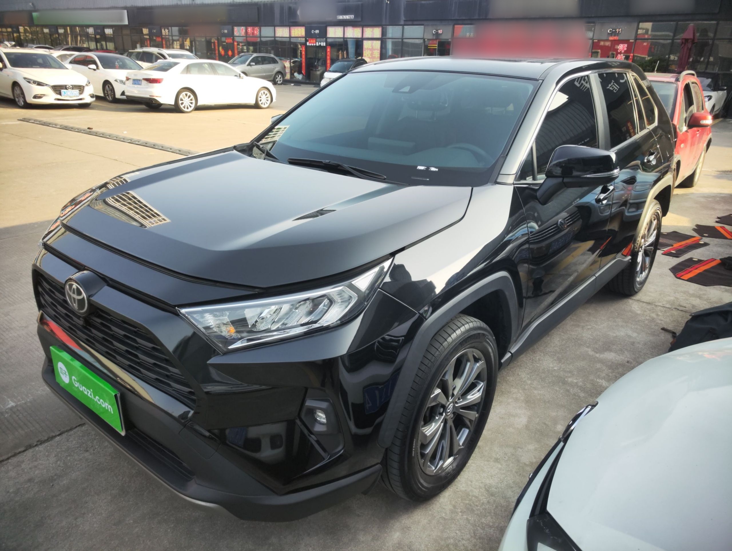 Под передней частью автомобиля