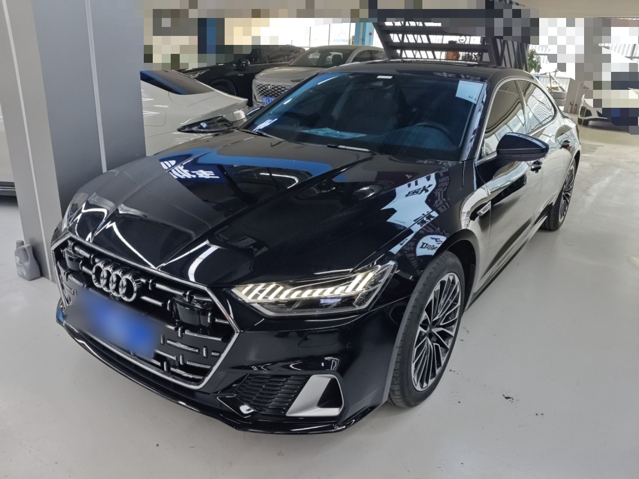 تحت مقدمة السيارة