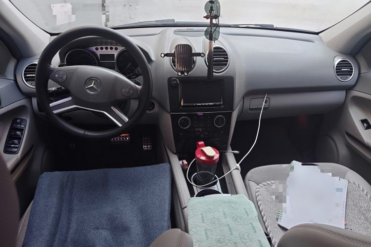 Used Mercedes-Benz M-Class 2010 ML 300 4MATIC Center Console