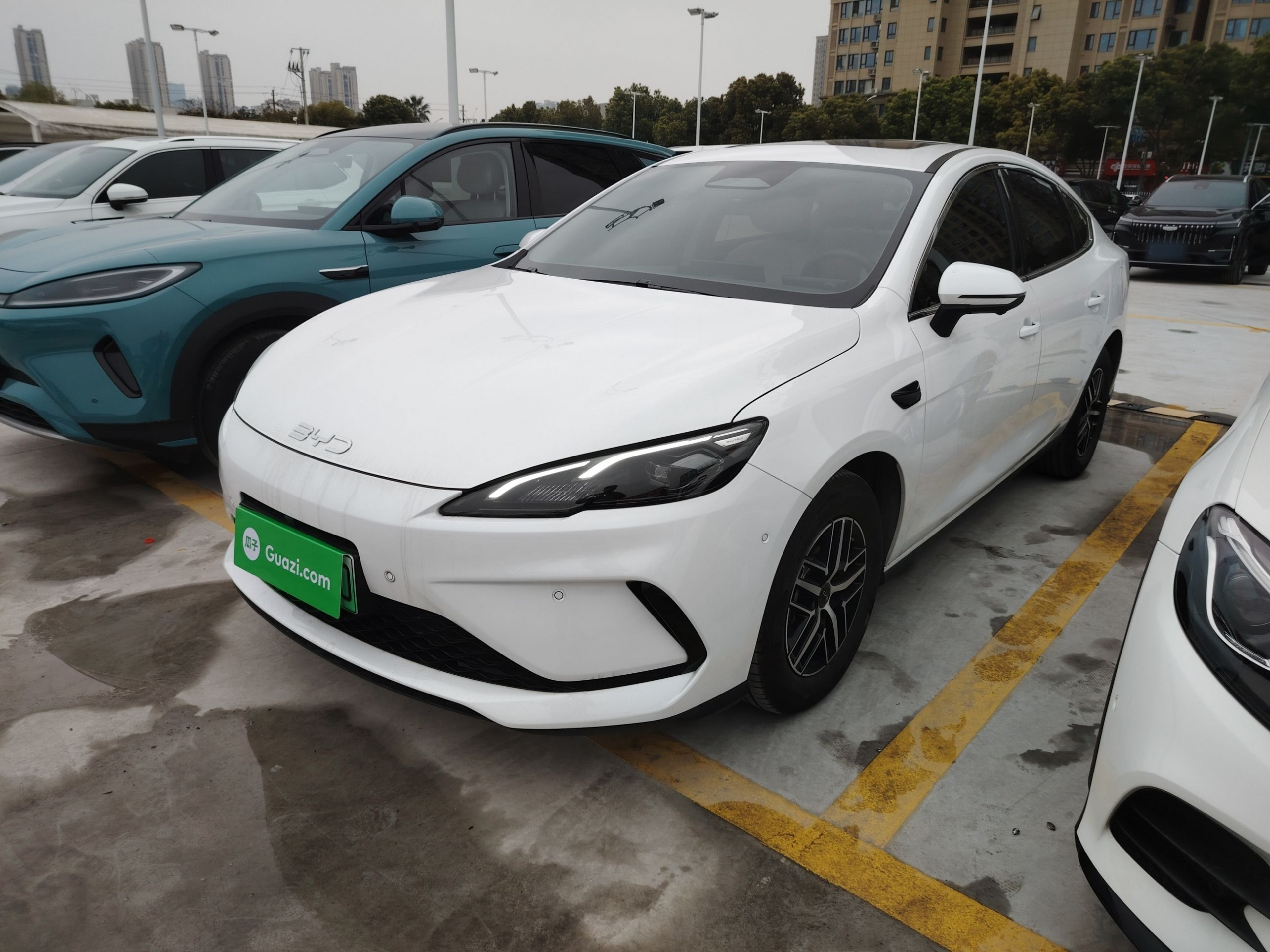 Под передней частью автомобиля