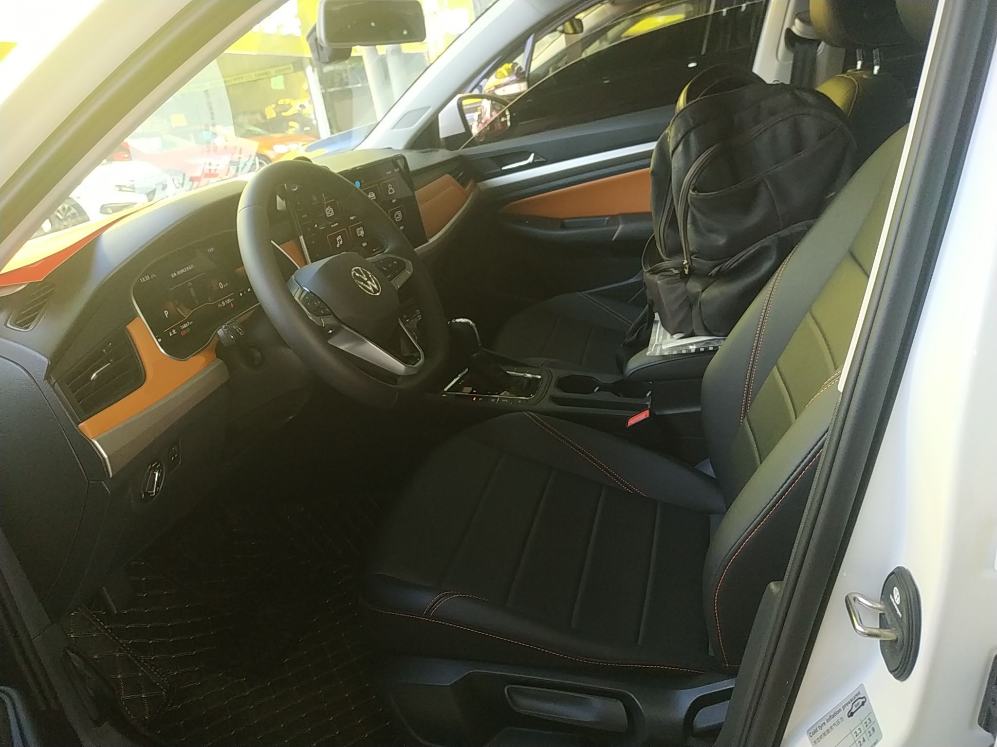 المقاعد الأمامية داخل السيارة