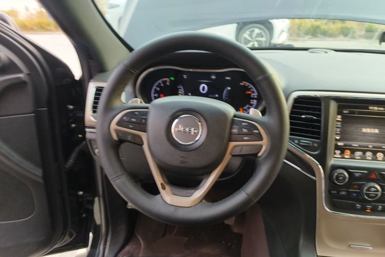 Used Jeep Grand Cherokee 2014 3.0TD Diesel Comfort Navigation Version Steering Wheel