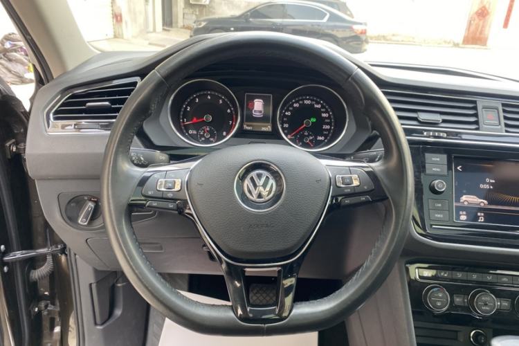 Used Volkswagen Tiguan L 2018 Facelift 330TSI Automatic Two-Wheel Drive Luxury Edition Steering Wheel