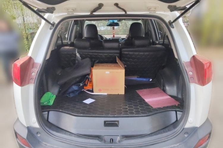 Used Toyota RAV4 2015 2.0L CVT Two-Wheel Drive Fashion Edition Trunk