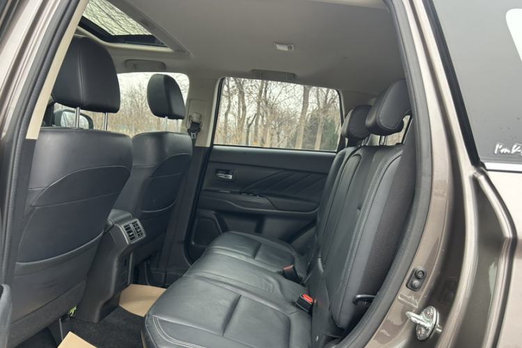 Used Mitsubishi Outlander 2019 2.4L 4x4 Zhi Xiang Edition 7 Seats China V Emission Standard