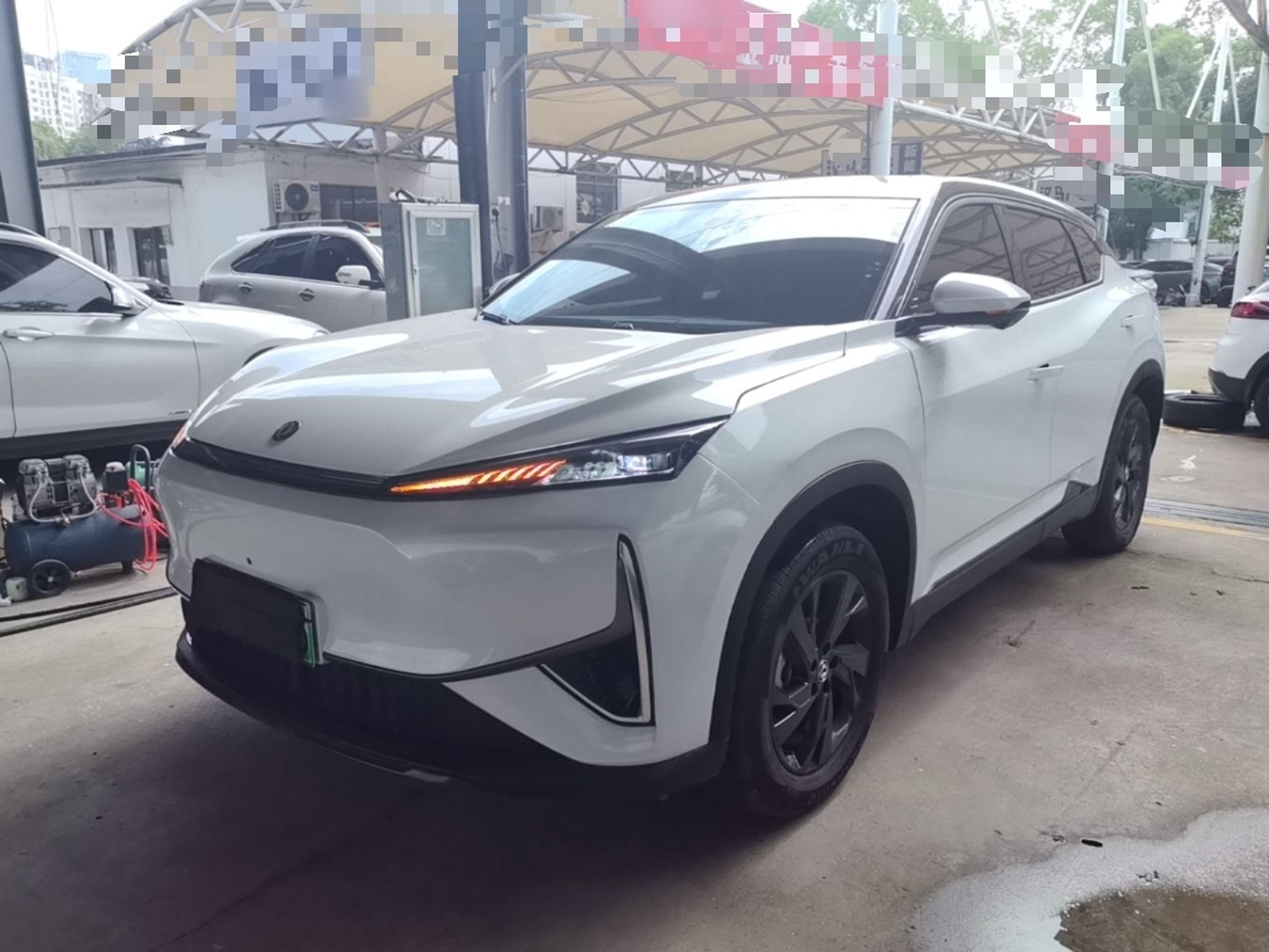 Под передней частью автомобиля